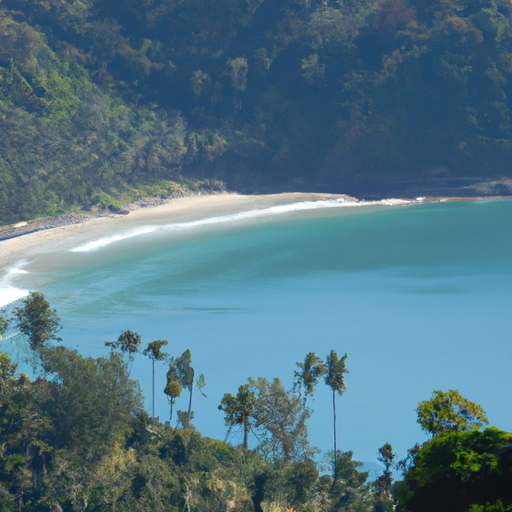 נוף עוצר נשימה של חוף תאילנדי בתולי מוקף בצמחייה עבותה