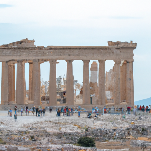 צילום בזווית רחבה של הפרתנון האייקוני באתונה עם תיירים החוקרים את ההריסות